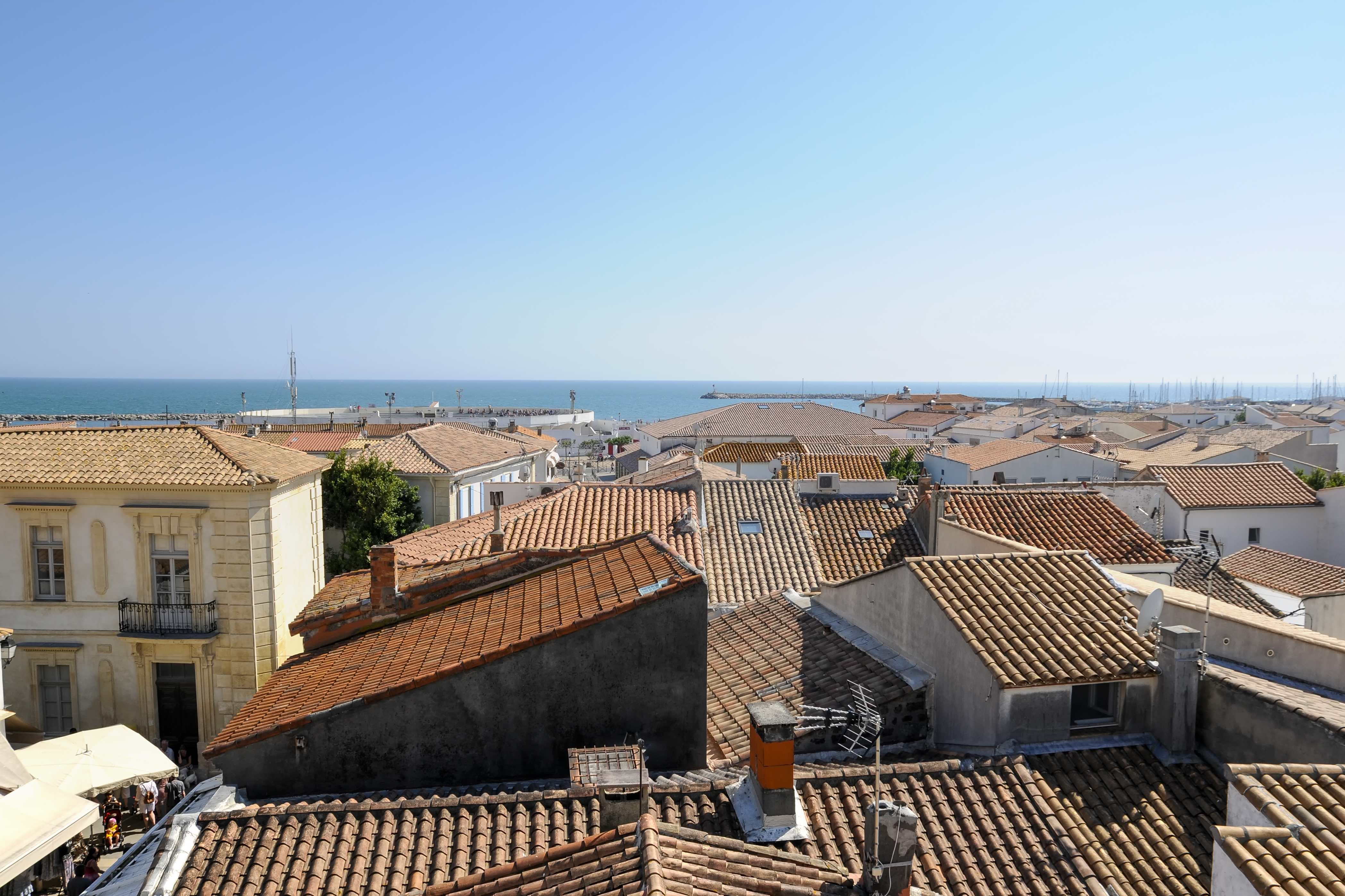 Vista aérea de propiedades costeras
